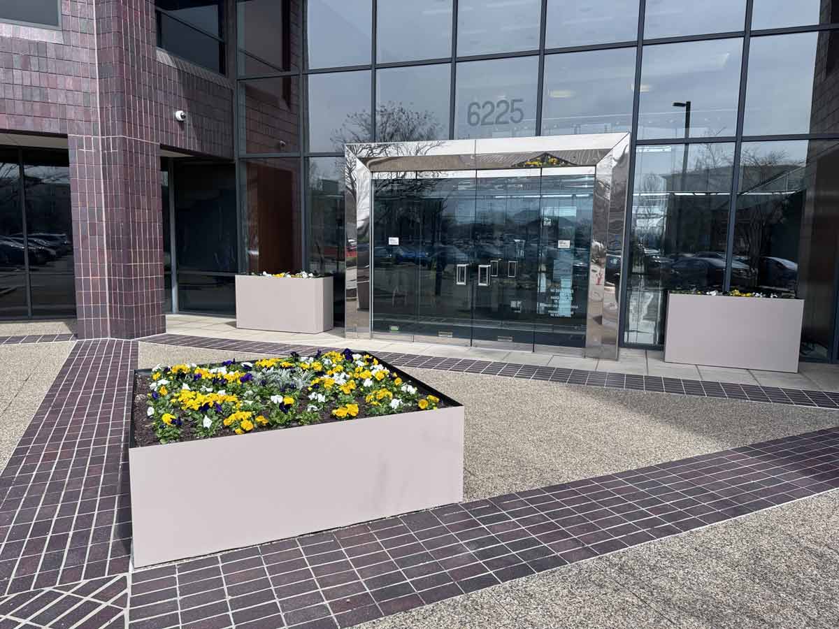 6225 front courtyard